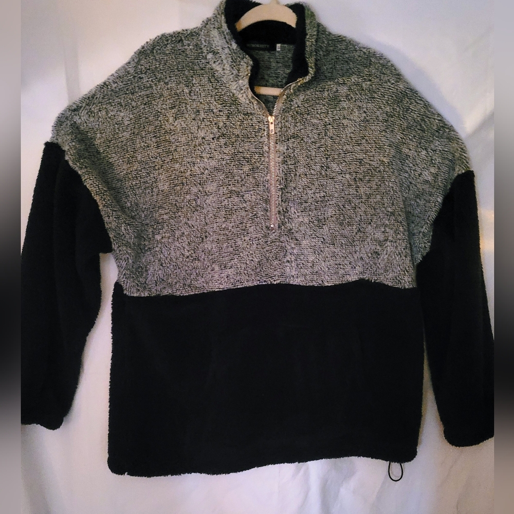 MEROKEETY... Black and Gray Sweater. (83)
